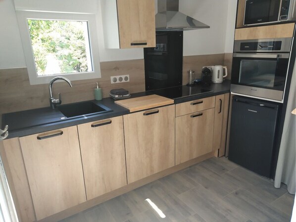 Private kitchen - Gîte Les Bouriates.your country getaway! Relax and enjoy the peace and quiet (Le Soulié)