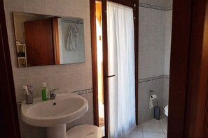 Doccia, asciugacapelli, bidet, asciugamani