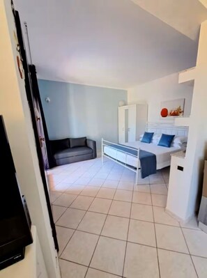 Iron/ironing board, bed sheets - Sunsealove, cozy studio apartment with garden among the beaches of southern Sardinia. (La Maddalena)