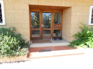 Exterior detail - Small studio 4p, ground floor, secure Pkg, WIFI, smartTV, 12mn center, Saturday to Saturday (Bandol)