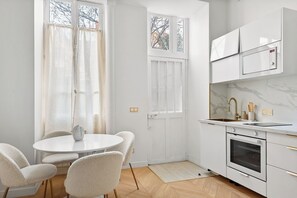 Fridge, microwave, oven, stovetop - Loft de luxe en plein centre-ville (Asnières-sur-Seine)