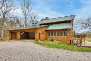 المنشأة من الداخل