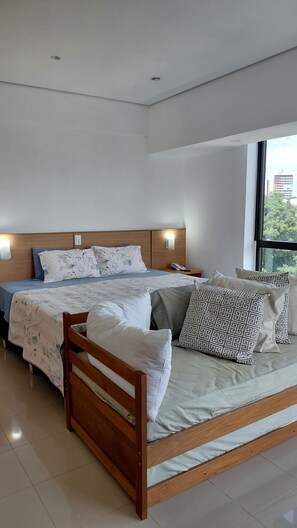Departamento Deluxe, cocina, vista a la playa | Artículos del minibar gratis y cortinas blackout 