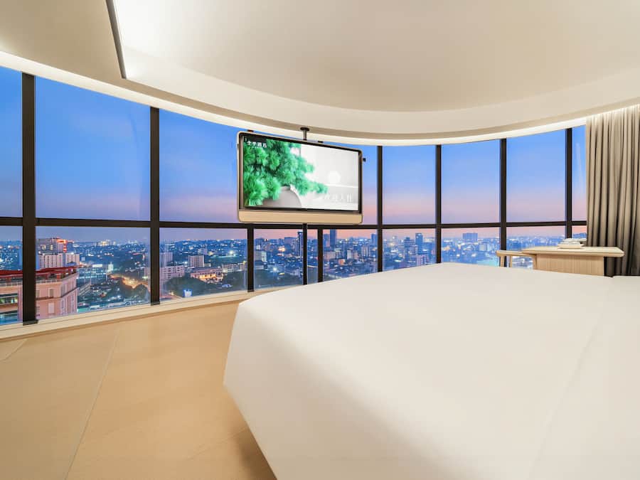 Quarto casal executivo, vista para a cidade | Cofres nos quartos, escrivaninha, cortinas blackout, Wi-Fi de cortesia