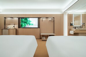 Standard Twin Room, City View | In-room safe, desk, blackout drapes, free WiFi - Quan Ji Phnom Penh Center Hotel (Phnom Penh)