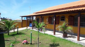 Property grounds - House in Figueira, Arraial do Cabo with 3 bedrooms, air conditioning and swimming pool. (Arraial do Cabo)