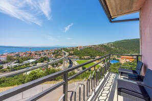 Property grounds - Modern vacation apartment with sea view (Crikvenica)