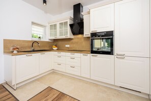 Fridge, microwave, oven, stovetop - Modern vacation apartment with sea view (Crikvenica)