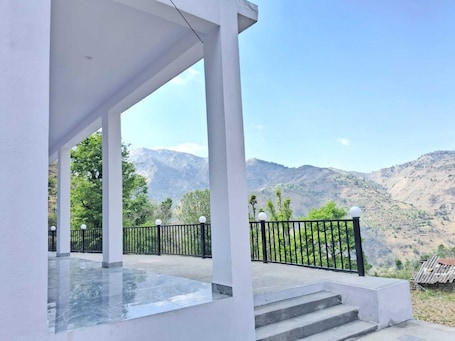 Property grounds. RAJJEET GUEST HOUSE