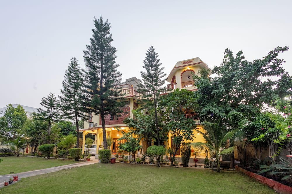 Alaya Stays 4 BHK with Outdoor Dining Area - Abhimanyu Mansion Sapphire