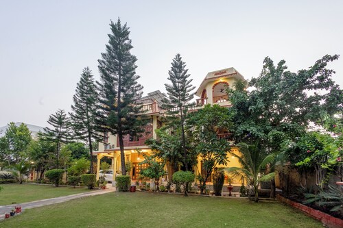 Alaya Stays 4 BHK with Outdoor Dining Area - Abhimanyu Mansion Sapphire