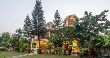 Alaya Stays 4 BHK with Outdoor Dining Area - Abhimanyu Mansion Sapphire