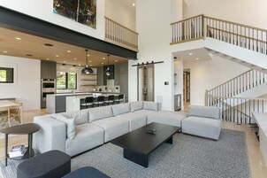 House, 5 Bedrooms | Living area