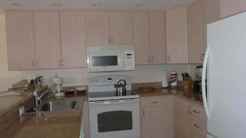 Condo, 1 Bedroom | Private kitchen