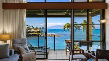 Condo, 1 Bedroom | Living area