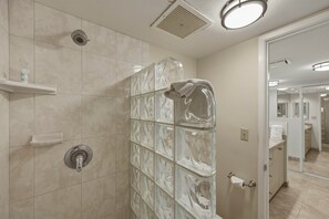 Condo, 1 phòng ngủ | Phòng tắm | Khăn tắm 