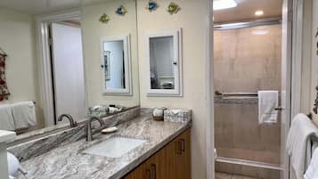Condo, 1 Bedroom | Bathroom | Towels