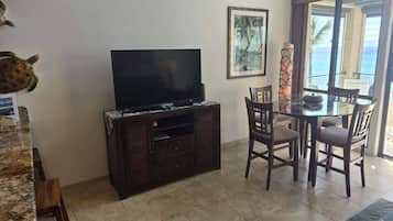 Condo, 1 Bedroom | Dining