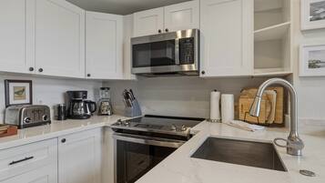 Condo, 1 Bedroom | Private kitchen | Fridge, oven, coffee/tea maker, toaster