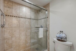 Appart'hôtel, 1 chambre | Salle de bain | Serviettes fournies