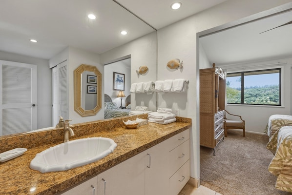 Room - Oceanfront 2br Loft With Sunset Views - Unit C23 1 Bedroom Condo (Lahaina)