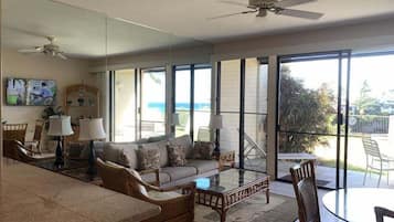 Condo, 1 Bedroom | Living area