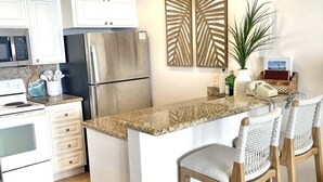 Condo, 1 phòng ngủ | Bếp riêng | Dụng cụ pha cà phê/trà, tủ lạnh, lò nướng, lò nướng bánh mì 