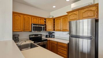 Condo, 1 Bedroom | Private kitchen