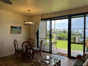 Condo, 1 phòng ngủ | Khu phòng khách