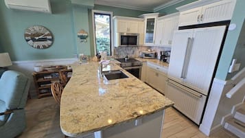 Condo, 1 Bedroom | Private kitchen