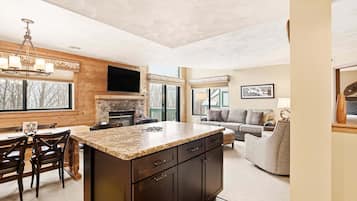 Condo, 3 Bedrooms | Living area