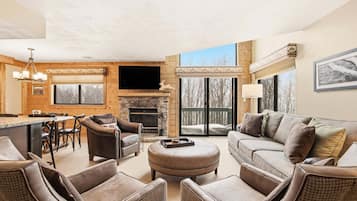 Condo, 3 Bedrooms | Living area