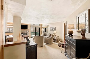 Condo, 3 Bedrooms | Living area