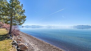 A clear lake with a rocky shoreline and a tree. - Tahoe City - Lake Forest Condo 3 Bedroom Condo (Tahoe City)