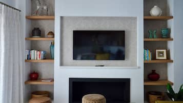 Luksus-småhus, privat basseng, fjellutsikt | Oppholdsområde