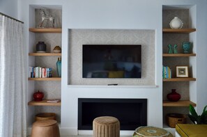 Luxury Cottage, Private Pool, Mountain View | Living area - Monkscowl Estate (Stellenbosch)