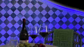 Luxury Cottage, Private Pool, Mountain View | Bar (on property)