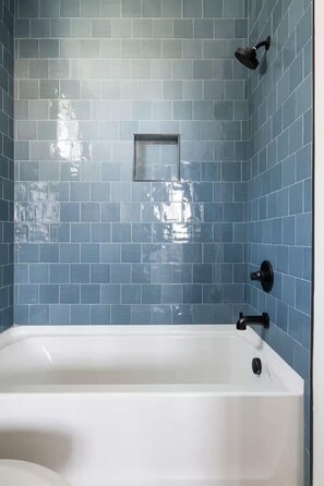 Shower, hair dryer, shampoo - Lux Nashville Stay: Hot Tub, Rooftop, Sleeps 12+ (Nashville)