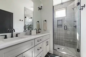 Shower, hair dryer, shampoo - Lux Nashville Stay: Hot Tub, Rooftop, Sleeps 12+ (Nashville)