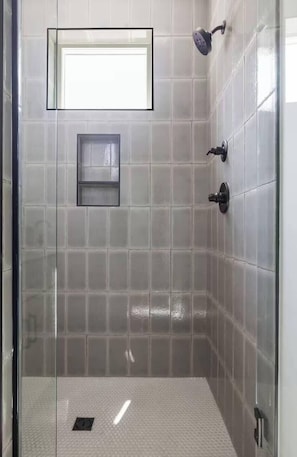 Shower, hair dryer, shampoo - Lux Nashville Stay: Hot Tub, Rooftop, Sleeps 12+ (Nashville)