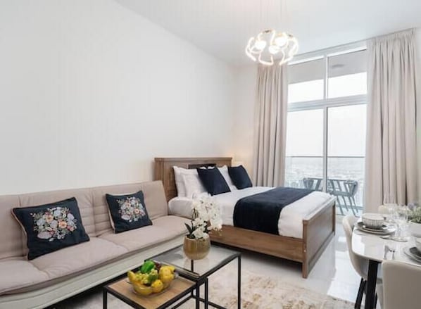 Estudio de lujo, balcón, vista al jardín | Sábanas de algodón egipcio y ropa de cama de alta calidad 