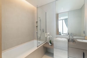 Estudio de lujo, balcón, vista al jardín | Baño | Amenidades de baño ecológicas, secadora de cabello, bidet, toallas