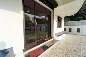 House | Meja sambut tetamu
