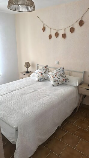 WiFi, bed sheets - Holiday Home 'Manito' with Balcony, Wi-Fi and Air Conditioning (El Barraco)