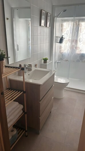 Dusj, hårføner og håndklær