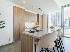 Luxury Apartment, Balcony, Marina View | Private kitchen - Lavish 2BR with Balcony-Full Marina View (Dubai)