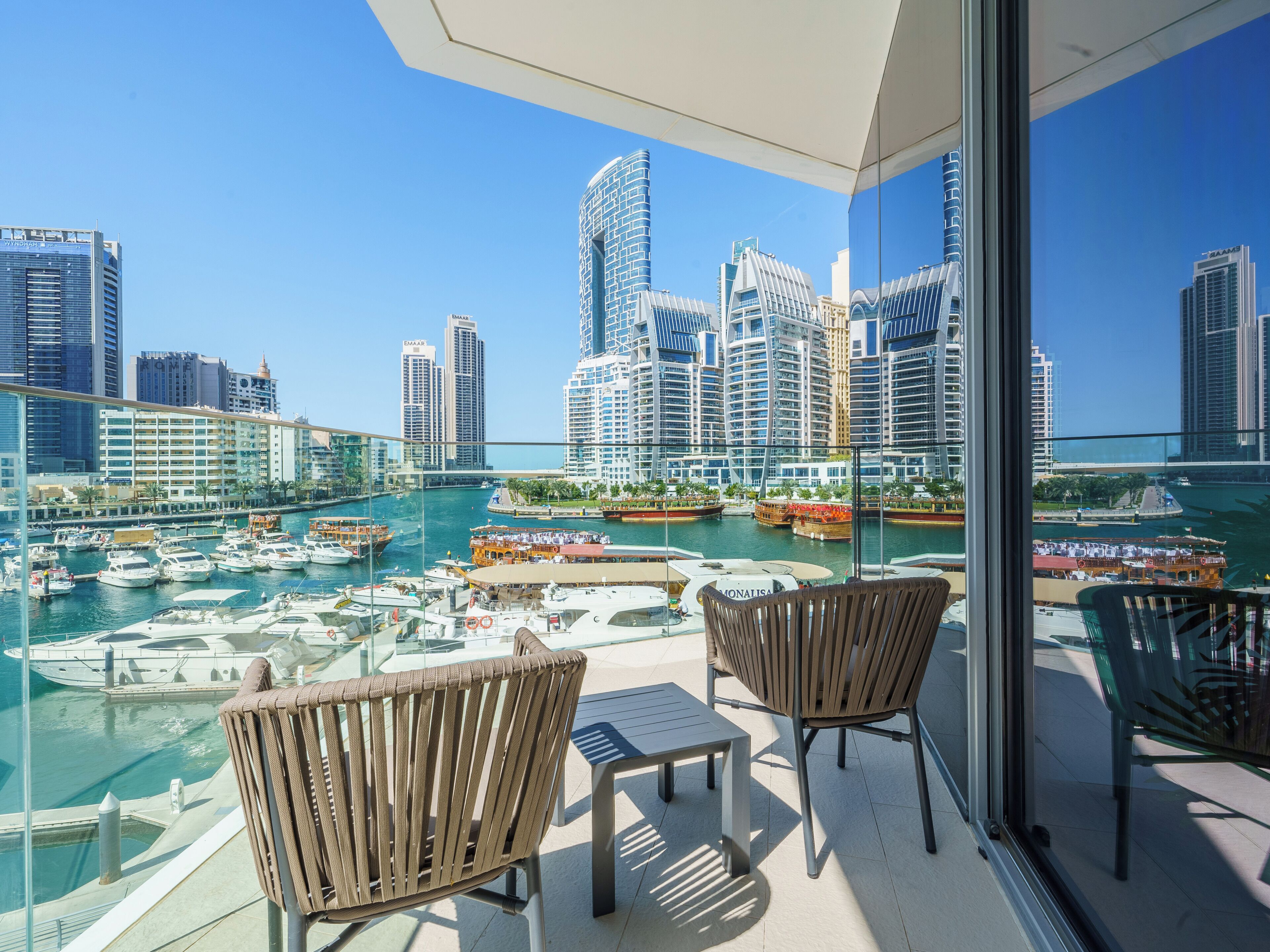 Luxury-Apartment, Balkon, Blick auf den Jachthafen | Unterkunftsgelände