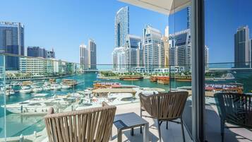 Luxury-Apartment, Balkon, Blick auf den Jachthafen | Unterkunftsgelände