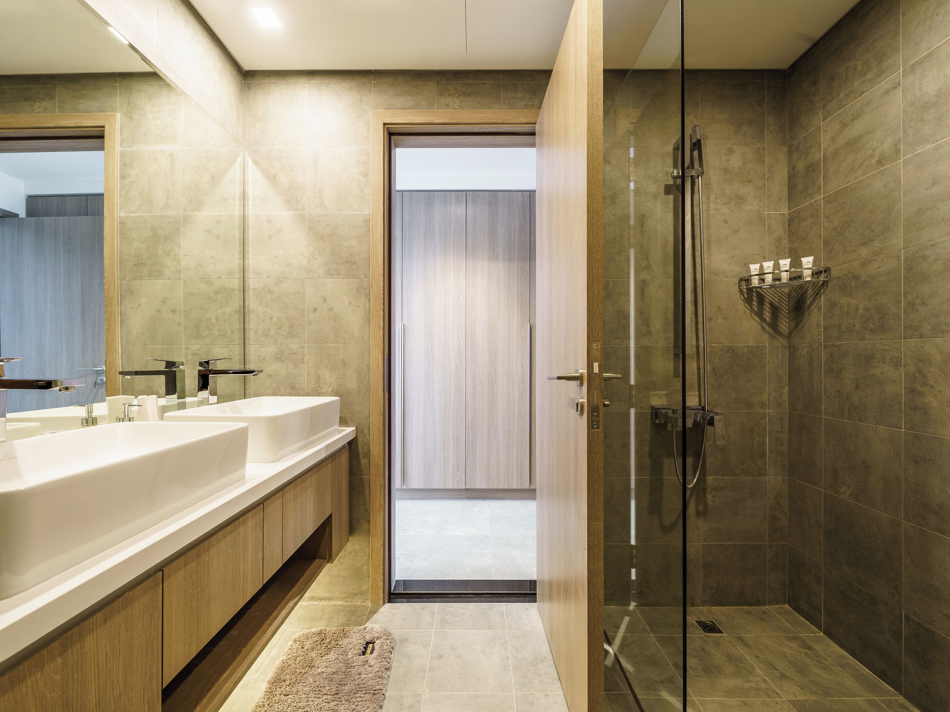 Apartamento superluxo, sacada, vista para a marina | Banheiro | Chinelos 