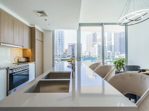 Luxury Apartment, Balcony, Marina View | Private kitchen - Lavish 2BR with Balcony-Full Marina View (Dubai)